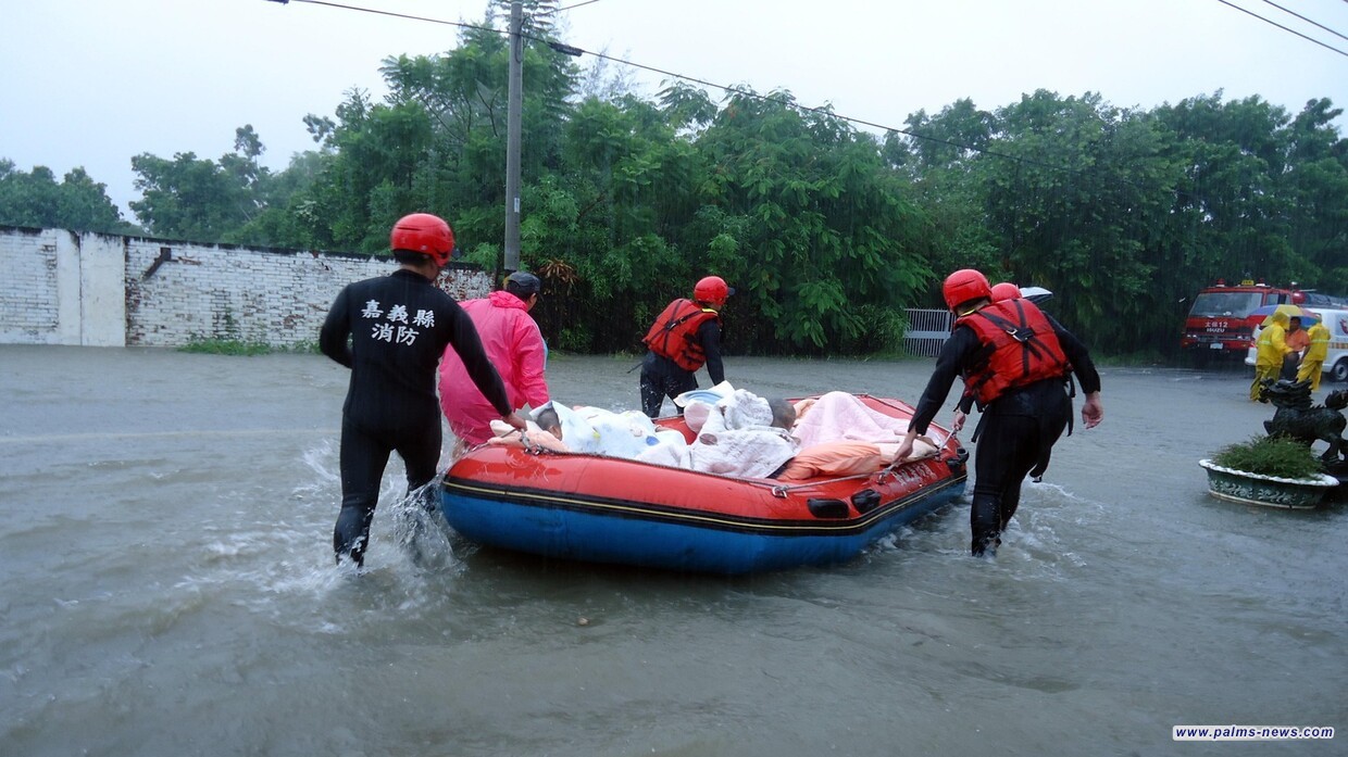 إعصار قوي يضرب تايوان ويتسبب بإصابة 27 شخصا وفقدان سائحين